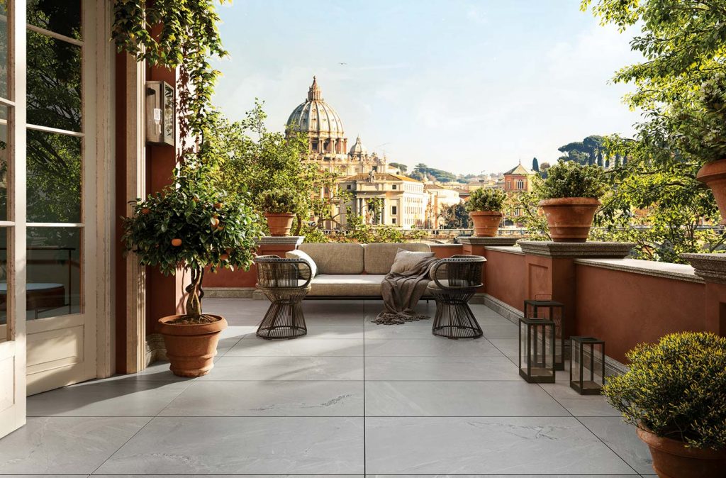  Terrazza con pavimento sopraelevato, piastrelle in ceramica Way di Novoceram fissato su supporto