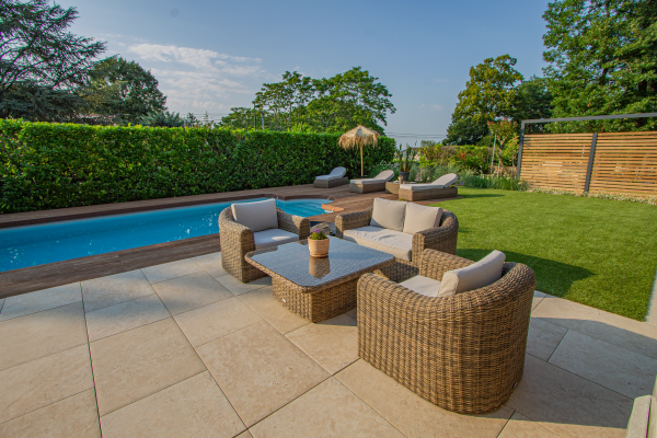 Una terrazza in effetto travertino nel sud-ovest della Francia