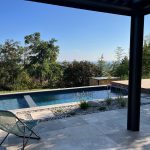 Terrazza e piscina piastrellata - Dépio x Cédric Pierre Paysage