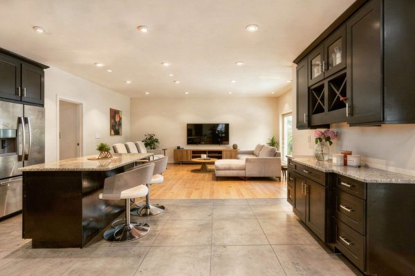 cucina open space gres porcellanato effetto legno e gres porcellanato effetto cemento