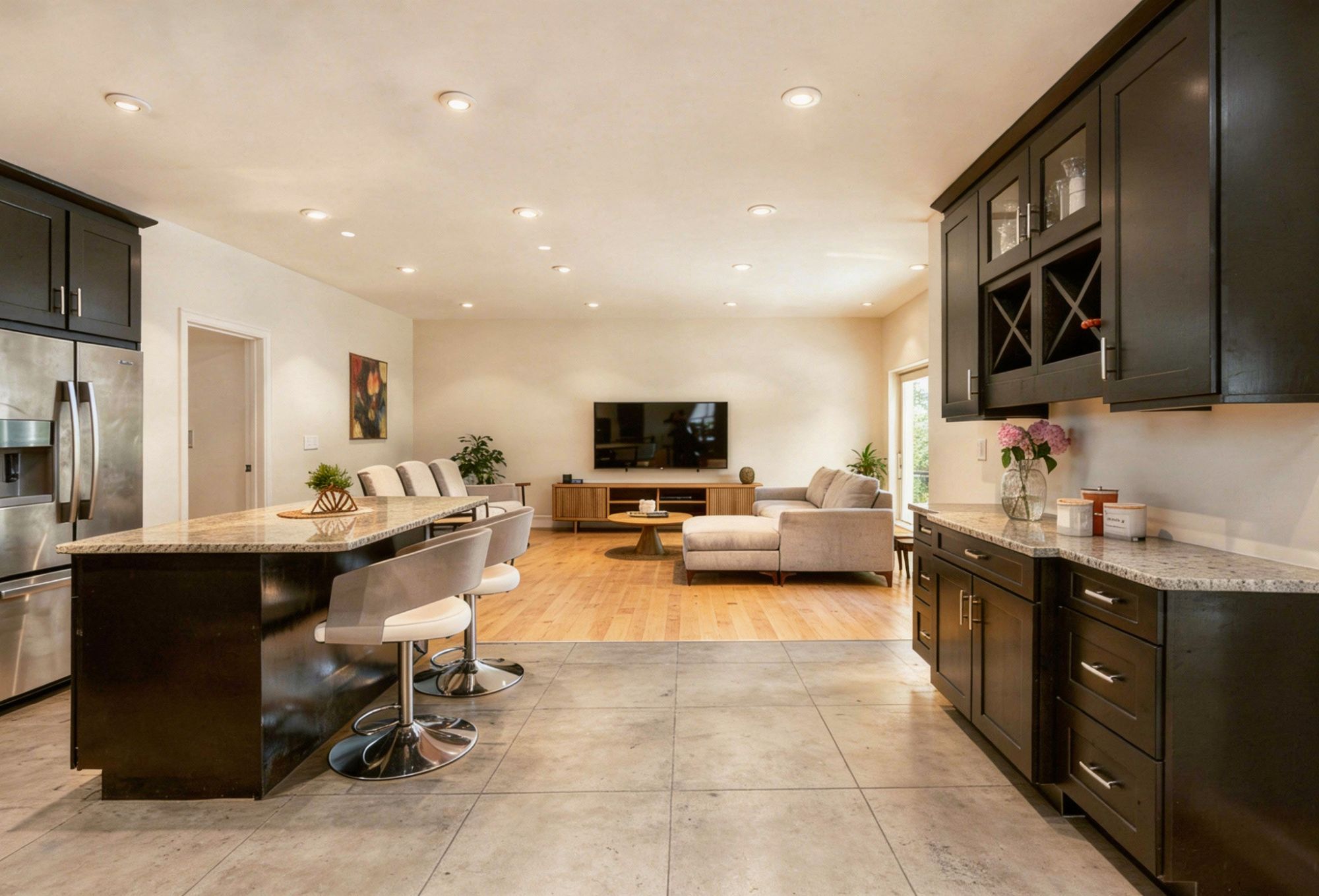 cucina open space gres porcellanato effetto legno e gres porcellanato effetto cemento