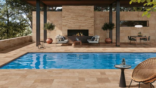 Piastrelle beige per piscina