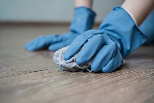 come pulire il gres porcellanato effetto legno