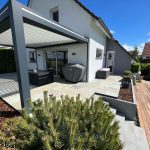 Terrazza piastrellata con piscina in legno - BH Solutions