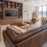 Soggiorno con piastrelle effetto pietra - TULIP Hotels & Residences