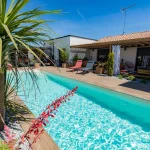 Piscina con rivestimento effetto legno della collezione Tablon - G.Despagnet