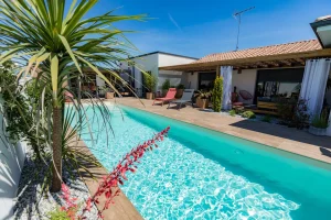 Piscina con rivestimento effetto legno della collezione Tablon - G.Despagnet