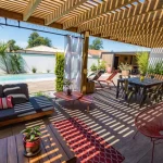 Terrazza ombreggiata con piastrelle effetto legno - G.Despagnet