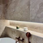 Vasca da bagno con piastrelle effetto pietra - Colombine Viallet Architecte