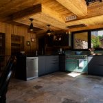 Cucina effetto pietra di Bali - Chalet “Par Amour”