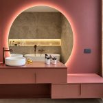 Specchio rotondo con mobile rosa - Colombine Viallet Architecte
