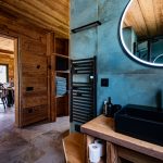 Bagno con piastrelle effetto pietra - Chalet “Par Amour”