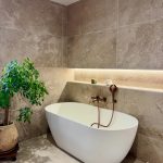Bagno luminoso e autentico - Colombine Viallet Architecte